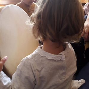 una bambina mentre suona il tamburo