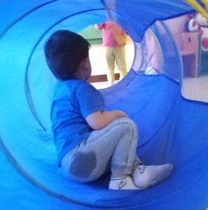 un bambino dentro il tunnel colorato